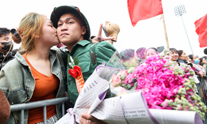 Tân binh bịn rịn chia tay bạn gái, hẹn tổ chức đám cưới sau 2 năm quân ngũ