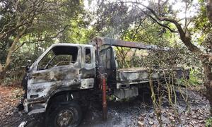 Xe tải cẩu vướng dây điện rồi bốc cháy, tài xế tử vong