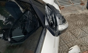 Người phụ nữ cầm rựa, gậy đập phá hàng loạt ô tô đậu ven đường