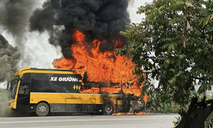 Xe khách giường nằm bốc cháy dữ dội khi chờ đón công nhân ở Bắc Ninh