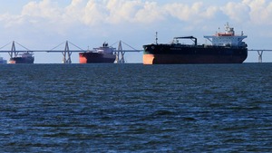 Nổ tàu chở dầu ngoài khơi Kuwait