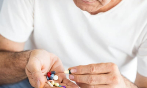 Tự ý dùng thuốc giảm đau kéo dài, cụ ông rơi vào nguy kịch