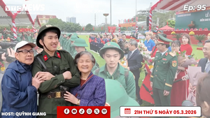 Khoảnh khắc xúc động: Gen Z chia tay gia đình, lên đường làm nghĩa vụ