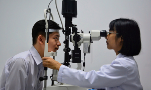 Sinh viên đưa công nghệ AI vào tư vấn nhãn khoa