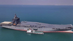 Khoảnh khắc Mỹ tung đòn tập kích tàu sân bay không người lái của Iran