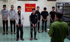 Nhóm thanh niên ép xe, cầm rựa tấn công khiến người đi đường tử vong