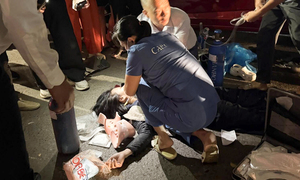 Nhân chứng vụ tai nạn ở Hà Nội: 'Xe tóe lửa sau cú tông, người đi đường bị hất văng'