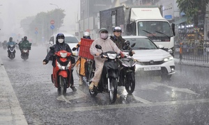 TP.HCM mưa trái mùa, cảnh báo dông lốc và sét