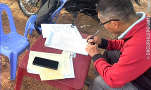 Xử lý tài xế xe biển xanh chở người 'làm xiếc' trên quốc lộ