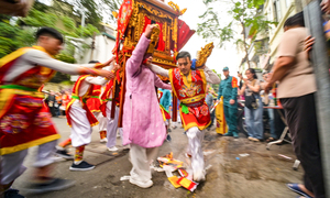 Trai tráng rước kiệu, xoay vòng, bứt tốc như lướt sóng ở lễ hội cổ Hà Nội