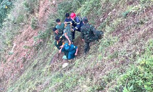 Xe tải lao xuống vực sâu ở Quảng Ngãi, 3 người thương vong