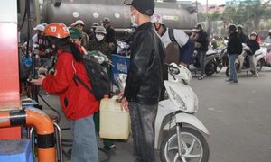 Nhiều cây xăng từ chối bán cho người mua bằng can, thùng phuy