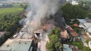 Cháy kho hàng ở Đồng Nai, người dân hốt hoảng tháo chạy