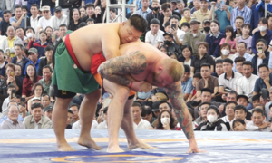 Đô vật Việt Nam tung đòn cổ truyền, hạ gục võ sĩ Nga ở hội làng