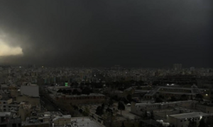 Israel tập kích kho dầu Iran, 'mưa đen' kỳ lạ trút xuống Tehran