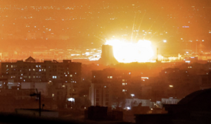 Khói lửa bao trùm Tehran: Kho dầu nổ tung, 'mưa đen' trút xuống thành phố