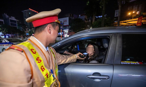 CSGT Hà Nội hóa trang theo dấu ô tô rời quán bia, có tài xế vi phạm 'kịch khung'