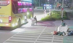 Xử lý nhân viên xe khách giường nằm ngang nhiên xả rác ven đường TP Huế