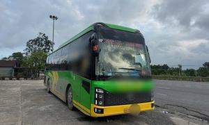 Xe khách 25 chỗ ‘nhồi nhét’ 53 người, bị phạt gần 200 triệu đồng
