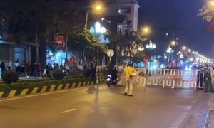 Bất chấp rào chắn, nhóm thanh niên chở 3 lao xe tốc độ cao để 'thông chốt'