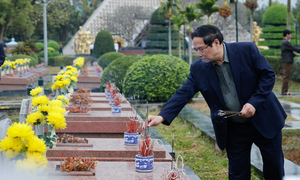 Thủ tướng dâng hương tưởng niệm Bác Hồ và các Anh hùng liệt sĩ tại Điện Biên