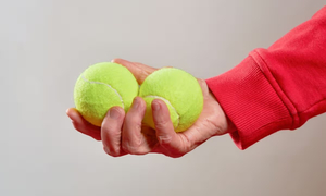 Vì sao khi đi máy bay bạn nên mang theo một quả bóng tennis?