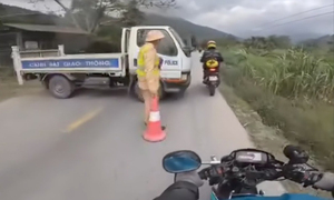 Cục CSGT lên tiếng trước thông tin 'dùng xe công vụ chắn đường dừng xe vi phạm'