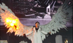 Nam ca sĩ Việt đang hát thì đạo cụ bốc cháy, khán giả 'thót tim'