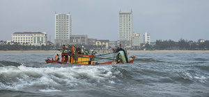 Sóng lớn đánh lật tàu cá chở 5 ngư dân khi đang vào bờ ở Quảng Trị