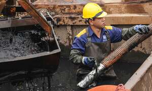 Công nhân dầm mình hút bùn, khơi thông dòng chảy trước mùa mưa bão