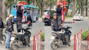 Clip cụ ông dựng xe máy giúp vợ chụp ảnh 'với cả bầu trời cưng chiều' gây sốt 