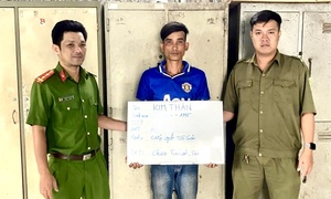 Bắt kẻ giật dây chuyền vàng của thiếu nữ ở TP.HCM