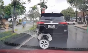 CSGT Quảng Trị xác minh ô tô dừng giữa đường, tiến lùi bất thường