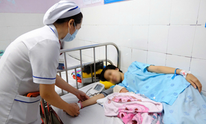 Thai phụ nguy kịch sau ăn ốc, bác sĩ mổ khẩn cứu hai mẹ con