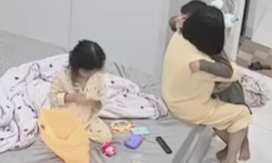 Cậu bé bật khóc vì nhớ bố đã khuất, cái ôm của mẹ kế khiến dân mạng rơi lệ