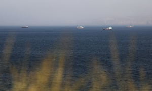 Trúng vật thể lạ không xác định, tàu hàng bốc cháy ở eo biển Hormuz 