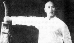 Cao thủ Trung Quốc nâng ô tô bằng 1 tay, khiến 300 tên cướp khiếp sợ