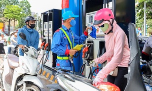 Giá xăng dầu thế giới đã giảm, vì sao giá trong nước vẫn tăng?