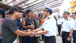 Tàu Hải quân đưa 36 ngư dân Quảng Ngãi gặp nạn vào bờ an toàn