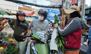 Xăng đắt đỏ, nhiều gia đình tính toán từng chuyến xe, từng bữa ăn