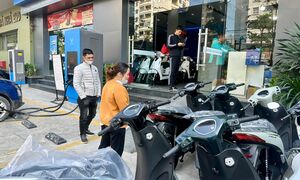 Xăng tăng giá, xe máy điện 'cháy hàng'