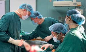 Bàn chân hoại tử bốc mùi do đắp lá