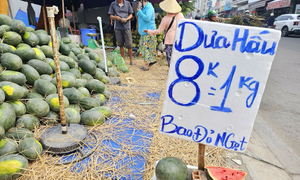 Cam sành, dưa hấu ‘dội chợ’, bán đầy vỉa hè và chợ mạng