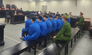 Nhóm ‘quái xế’ mang đinh ba rượt đuổi, đâm người trọng thương ở Hà Nội