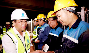 Lãnh đạo Sawaco xuống công trình thăm, động viên công nhân làm ca đêm