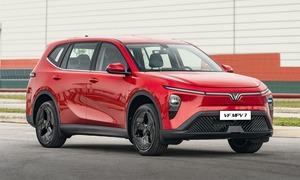 Thị trường ô tô tháng 2: VinFast áp đảo, Toyota Hilux soán ngôi bán tải