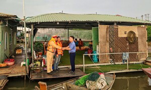 Theo chân CSGT đường thủy phát thẻ cử tri ở xóm chài ven sông Hồng