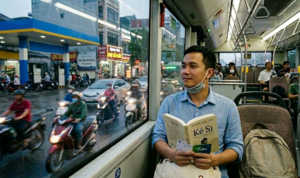 Nhờ xăng đắt, tôi mới biết hóa ra đi xe buýt 2 tuyến vẫn khỏe hơn chạy xe máy