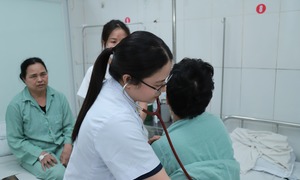 Bảng lương bác sĩ dự kiến từ 1/7 khi lương cơ sở tăng 8%