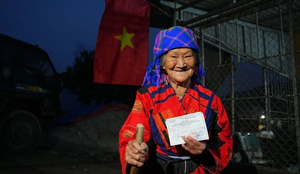 Cán bộ xã vượt núi, gõ cửa từng nhà phát thẻ cử tri tới người dân